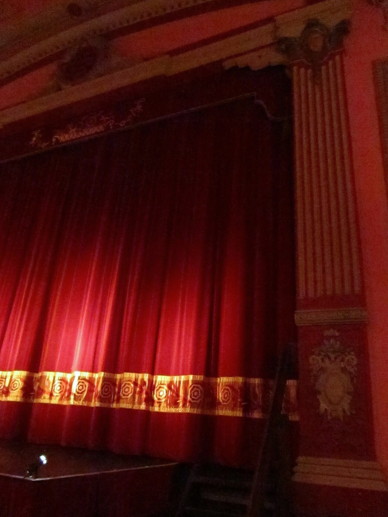 Rampa Teatrală Pașcani câștigători – scenă de teatru cu cortină