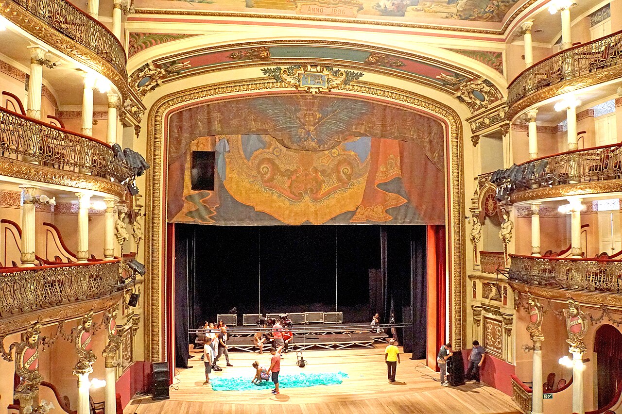 Rampa Teatrală Pașcani - scenă de teatru
