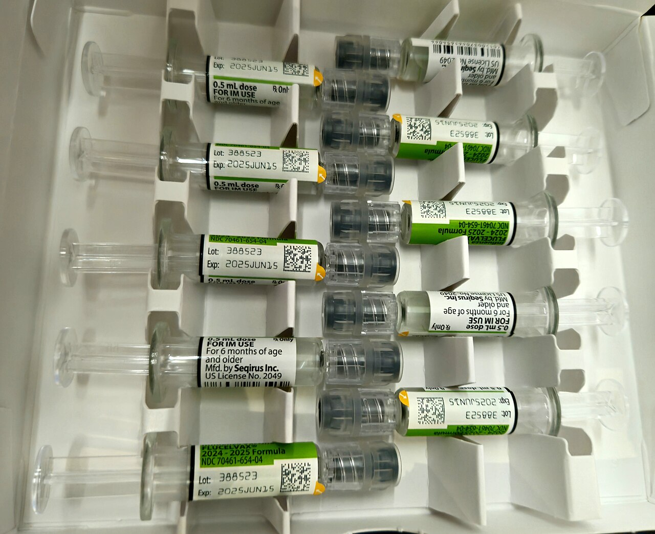 Vaccinare antigripală: seringi cu vaccin pentru sezonul de gripă
